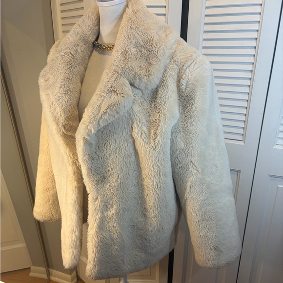 Eaves | Oversized Plush Cream Teddy Jacket - Women's Faux Fur Coat - Picture 14 of 16